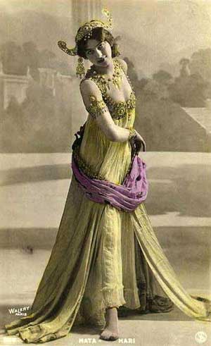 Carte postale avec Mata Hari à Paris en 1906