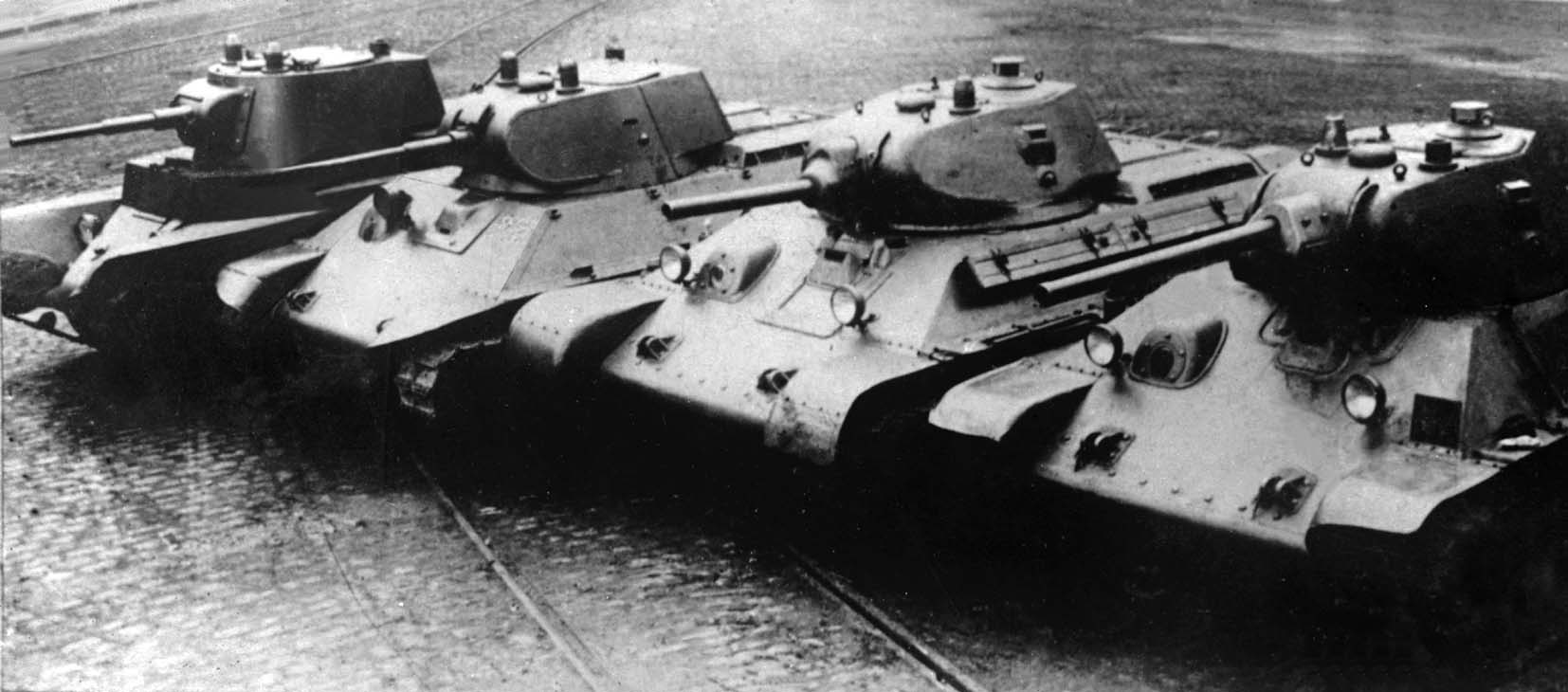 Les chars récents équipant l'armée rouge au moment de l'invasion : de gauche à droite, un BT-7, le prototype A-20, le T-34 modèle 1940 et le T-34 modèle 1941.