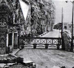 La barrière antichar sortie, vue de la casemate. L'Italie est en face. La barrière antichar sortie, vue de la casemate. L'Italie est en face.