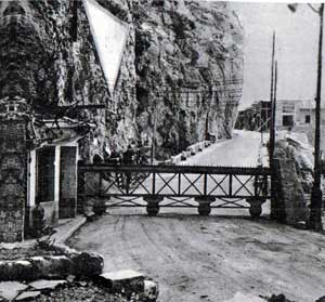 La barrière antichar sortie, vue de la casemate. L'Italie est en face.