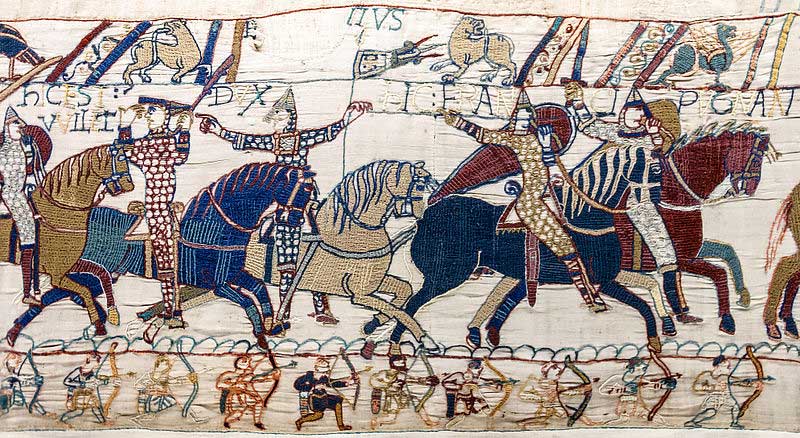 Tapisserie de Bayeux - Scènes 55 & 56 - Le duc Guillaume soulève son casque et se fait reconnaitre sur le champ de bataille d'Hastings. Eustache II de Boulogne le désigne du doigt.