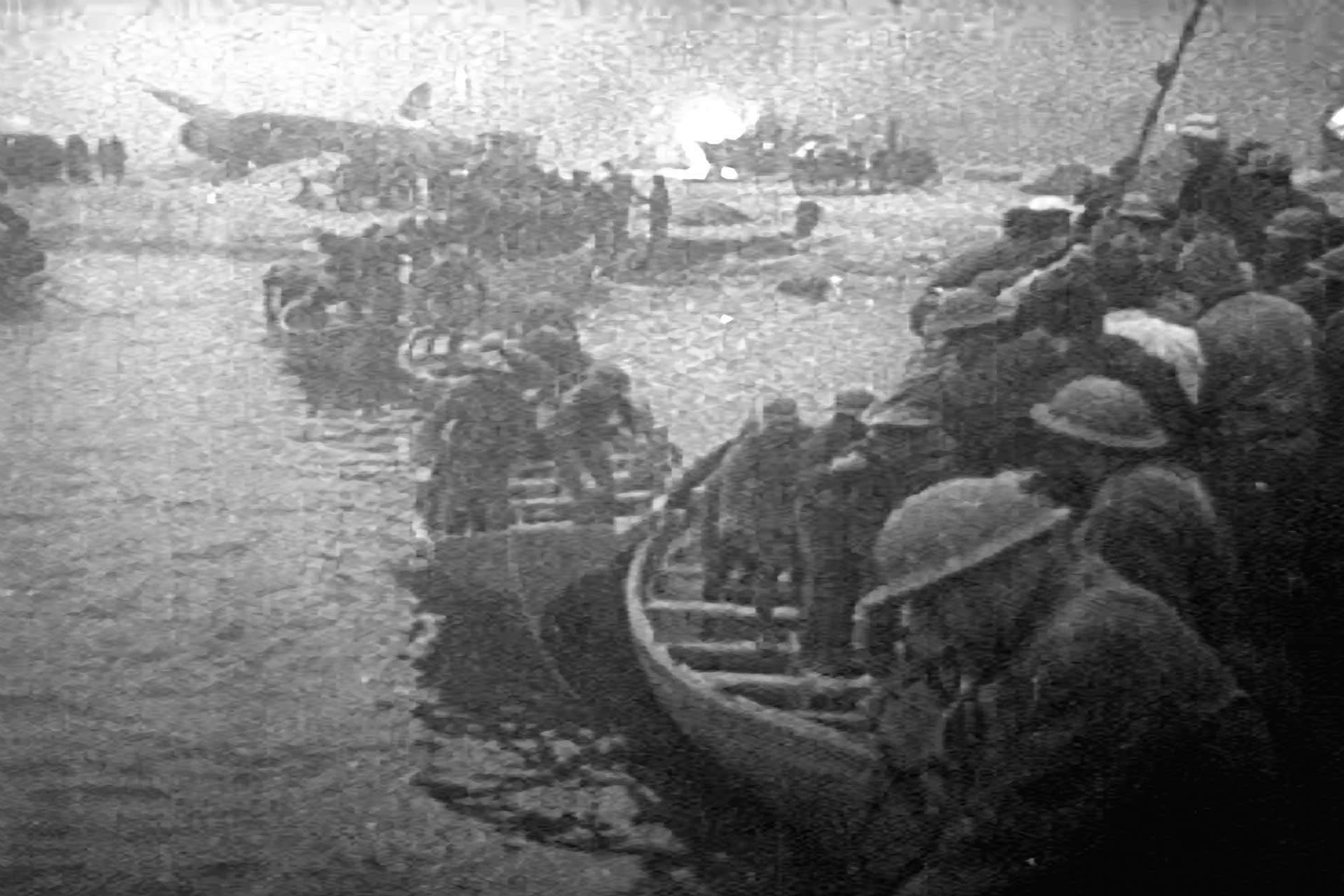 Troupes britanniques embarquant sur un pont de bateaux.