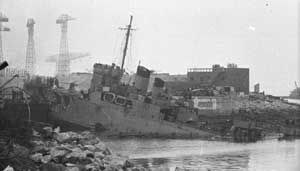 Le destroyer britannique enfoncé dans la porte-écluse.