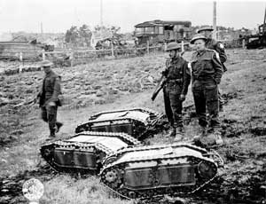 Soldats britanniques avec des engins Goliath capturés en Normandie