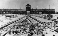 Entrée de Birkenau (Auschwitz II), vue depuis l'intérieur du camp. Photo prise le 27 janvier 1945 par Stanislaw Mucha.