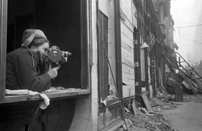 L’opératrice Ottilia Reizman à Budapest (Hongrie) en 1944. Après la guerre passée au front dans une unité de partisans, elle continuera à filmer pour les actualités. © RGAKFD.
