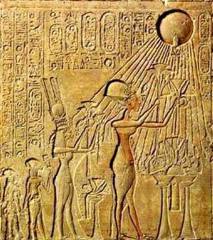 Bas-relief représentant Akhénaton, Néfertiti et deux de leurs filles célébrant le culte d'Aton représenté sous la forme d'un disque solaire