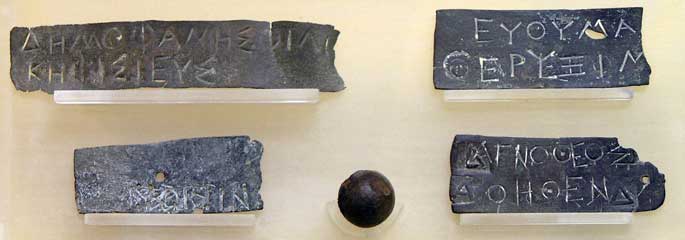 Pinakia, plaquettes en bronze d'identification des citoyens (nom, nom du père, dème) utilisés dans le tirage au sort des jurys, Musée de l'Agora antique d'Athènes.