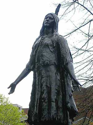 Statue devant l'église Saint Georges de Gravesend dans le Kent, au Royaume-Uni