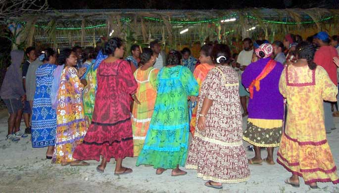 Des femmes en robes popine