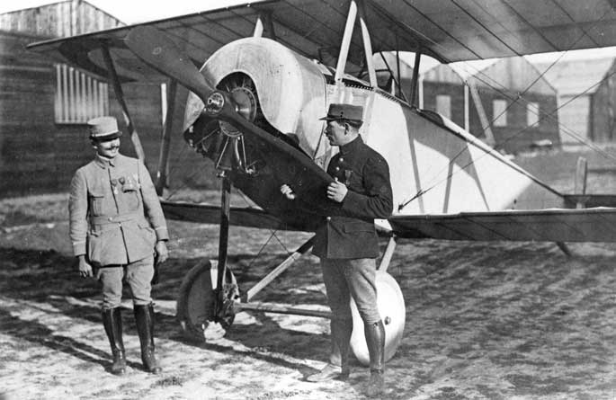 Pégoud devant son Nieuport 10.