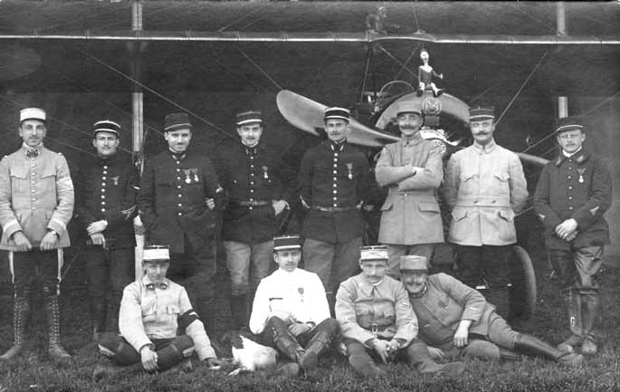 Le sous-lieutenant Pégoud et l'escadrille MS49. Pégoud est l'officier couché à droite.