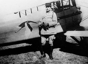René Dorme devant son appareil, arborant l'insigne de l'escadrille des « Cigognes ».