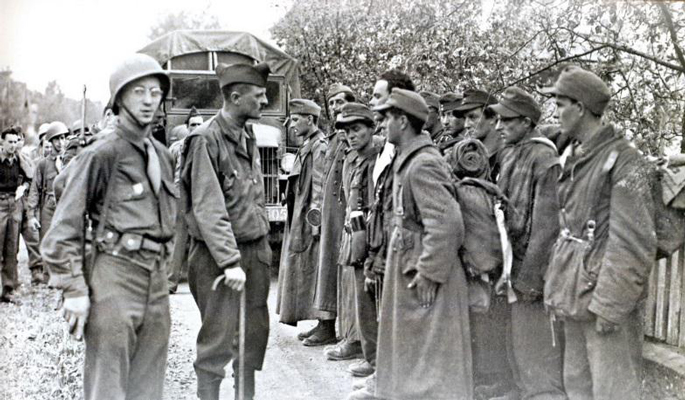 Leclerc face à la 33e Waffen-Grenadier-Division de la SS Charlemagne
