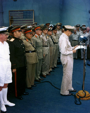 Leclerc, parmi les représentants des autres nations alliées, pendant le discours du général MacArthur, après la reddition du Japon.
