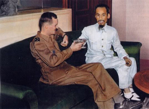 Leclerc et Ho Chi Minh lors des accords Hô-Sainteny, signés le 6 mars 1946