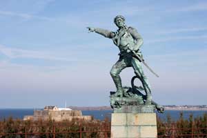 La statue de Surcouf à Saint-Malo.
