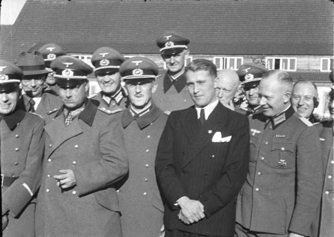 Wernher von Braun en civil avec des officiers allemands, tous membres du projet concernant les fusées balistiques V2