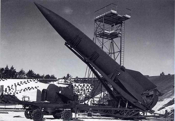 Fusée allemande V2 sur sa rampe de lancement