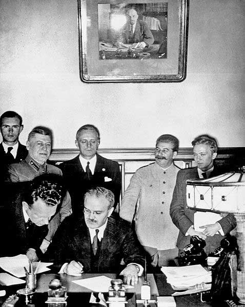 Signature du pacte par Molotov en présence de Ribbentrop, Staline, et le général Boris Michailowitsch Schaposchnikow
