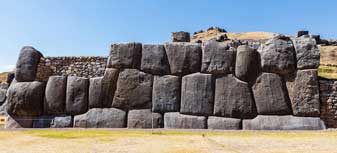 Ce mur provient de Sacsayhuaman au Pérou.