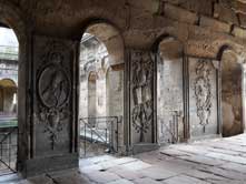 L'intérieur de la Porta Nigra, sculptures médiévales.