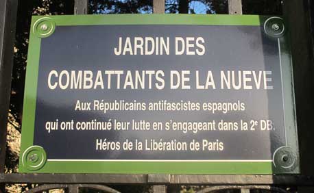 Une plaque commémorant l'arrivée de la Nueve à Paris
