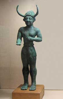 Statuette d'un dieu cornu retrouvé à Enkomi sur l'île de Chypre.