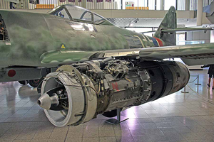 Moteur "Junkers Jumo 004" d'un Me-262. Malgré une technologie interessante, le moteur est peu fiable et a une durée de vie dérisoire.