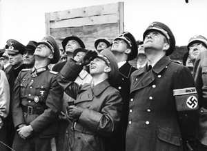 Goebbels (au centre) et Speer (à droite du ministre de la propagande) observent un test de V2 à Peenemünde en Août 1943.