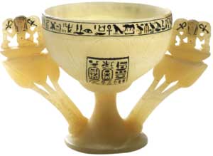 Coupe à boire, trouvée à l'entrée de la tombe, albâtre, H.: 18 cm, L.: 17 cm, Caire, musée égyptien.