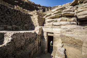 Ouverture d'une nouvelle tombe à Saqqara