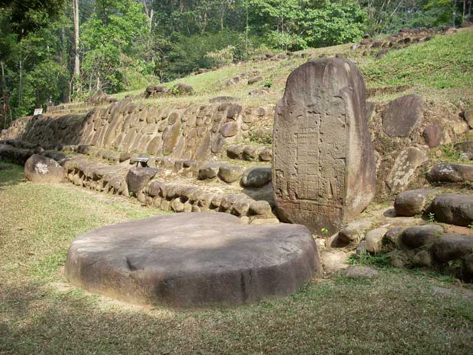 Découverte d'une mystérieuse stèle gravée au Guatemala