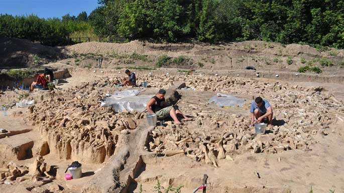 Une structure mystérieuse en os de mammouths découverte en Russie