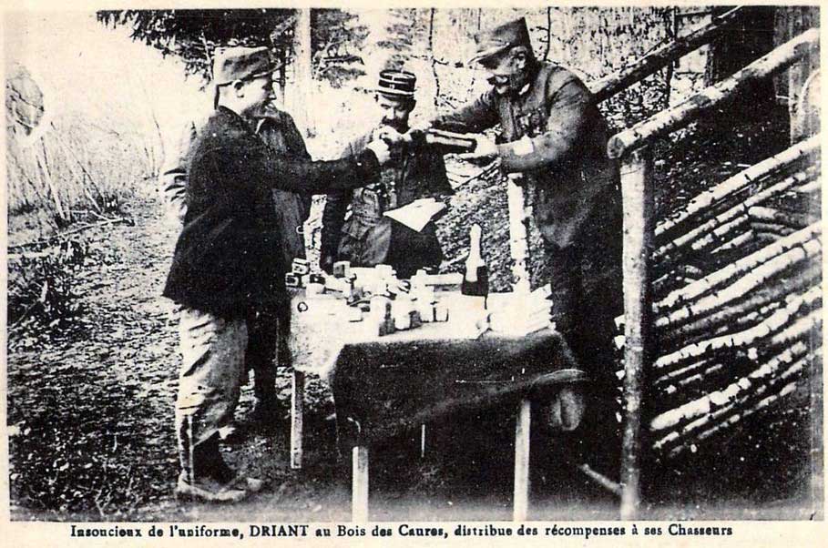 Le colonel Driant distribuant des récompenses à ses soldats.