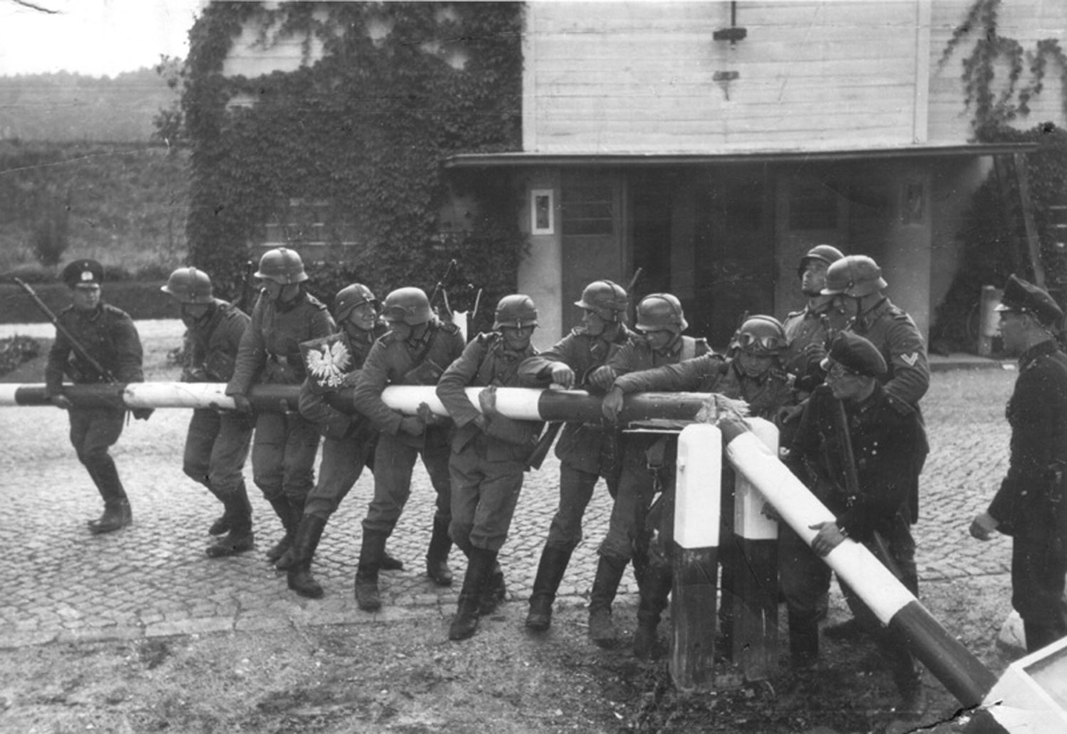 Des soldats allemands arrachent une barrière à la frontière polonaise près de Dantzig le 1er septembre 1939