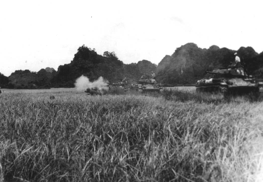 Détachement de M24 en action à Diên Biên Phu