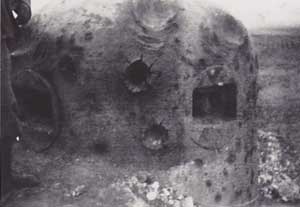 Photo allemande d'époque montrant les impacts de 88mm dans une cloche.