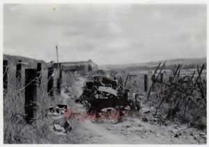 Photo allemande montrant le bloc 1 au fond, et devant une chenillette française détruite.