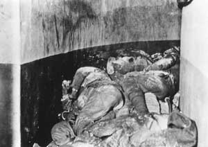 Photo allemande d'époque montrant l'empilement des corps des défenseurs dans la galerie souterraine. Les corps des défenseurs n'ont pas encore été extraits.
