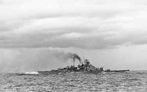 Le Bismarck photographié depuis le Prinz Eugen.