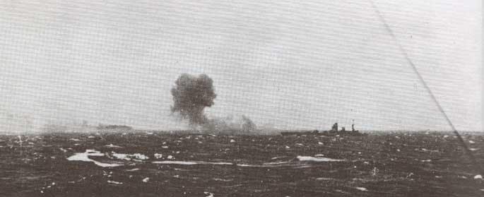 Le HMS Rodney, ouvrant le feu sur le Bismarck.