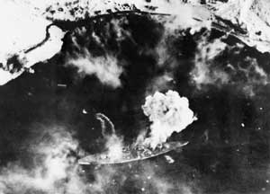 Le Tirpitz sous les bombardements britanniques lors de l'opération Tungsten.