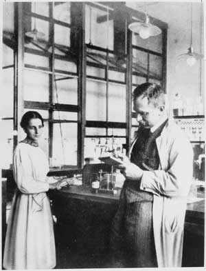 Lise Meitner et Otto Hahn, dans leur laboratoire de l’Institut de chimie Kaiser–Wilhelm, à Berlin, en 1913 (photo: Archives sur l’histoire de la société Max–Planck).