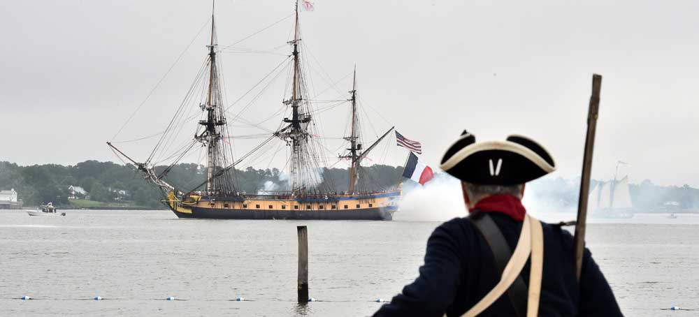 La réplique de L'Hermione, premier navire français à être arrivé aux Etats-Unis avec Lafayette, lors de son arrivée à Yorktown aux commémorations de 2016.