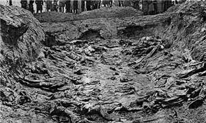 Les cadavres exhumés des charniers à Katyn (1943).