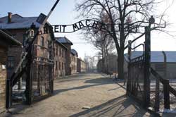 Entrée d'Auschwitz I avec l'inscription Arbeit macht frei (le travail rend libre). Photo de Bibi595, source : http://commons.wikimedia.org/wiki/File:Auschwitz-Work_Set_Free-new.JPG