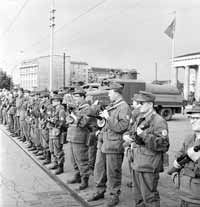 Photo de Peter Heinz Junge, prise le 13 août 1961. Derrière les Groupes de combat armés, plusieurs canons à eau se tiennent prêts. Membres des Groupes de combat de la classe ouvrière, côté ouest de la porte de Brandebourg, directement sur la ligne de démarcation.