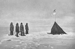 Amundsen (à gauche) et ses compagnons à Polheim en décembre 1911.
