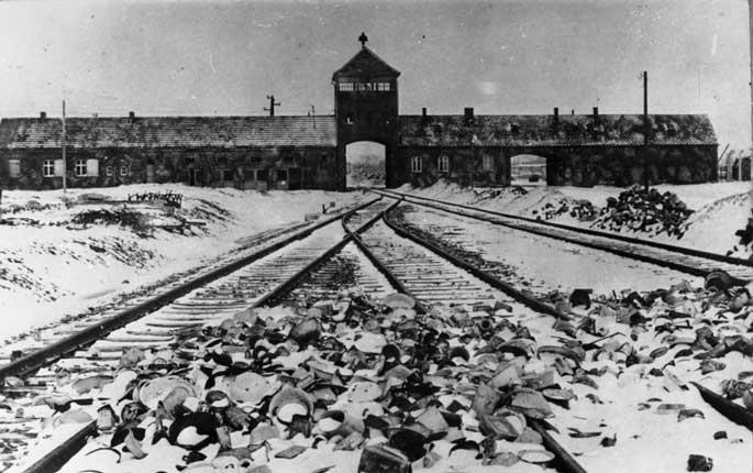 Entrée de Birkenau (Auschwitz II), vue depuis l'intérieur du camp le 27 janvier 1945